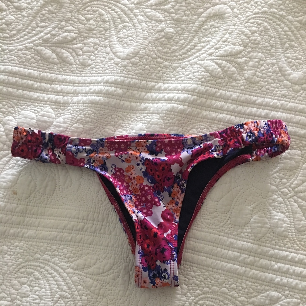 L space bikini bottoms